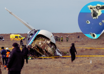 Azerbaycan'a Ait Yolcu Uçağını Rus Füzesi mi Vurdu? Uçaktaki Delikler Dikkat Çekti