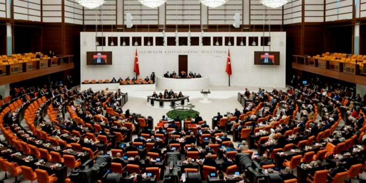 Azine ve Maliye Bakanlığı ile Ticaret Bakanlığı Bütçeleri Kabul Edildi