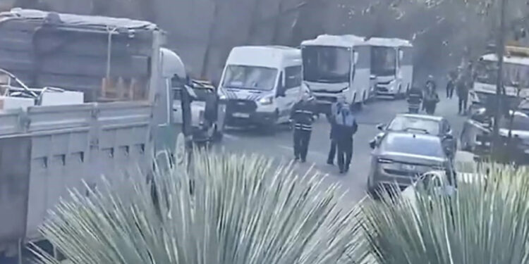 Belgrad Ormanı’na 200 polisle şafak operasyonu: İBB’nin tabelaları söküldü!