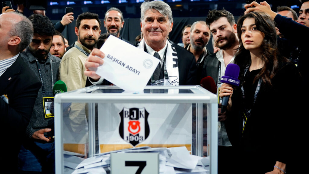 Beşiktaş Başkan Adayı Serdal Adalı Sandık Başında