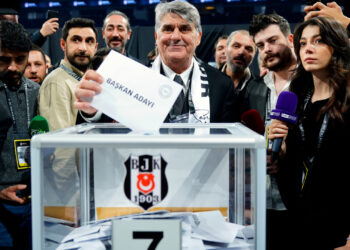 Beşiktaş Başkan Adayı Serdal Adalı Sandık Başında