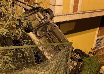 Beşiktaş'ta Bir Garip Kaza! Park Halindeki Araç Bahçeye Uçtu