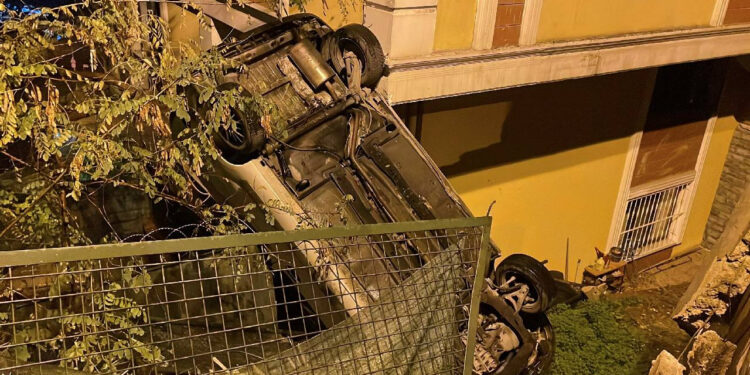 Beşiktaş'ta Bir Garip Kaza! Park Halindeki Araç Bahçeye Uçtu