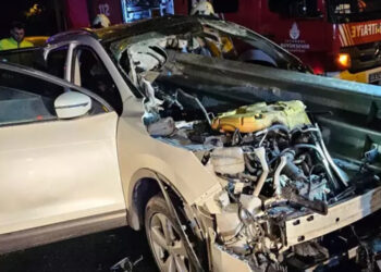 Beylikdüzü’nde korkunç kaza: Bariyere saplanan otomobildeki 1 kişi öldü, 2’si yaralandı