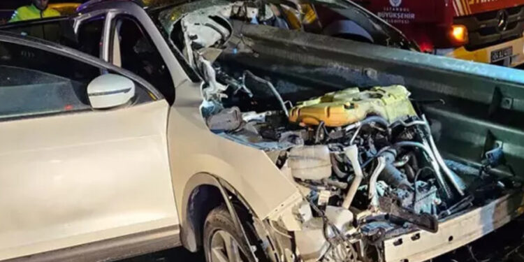 Beylikdüzü’nde korkunç kaza: Bariyere saplanan otomobildeki 1 kişi öldü, 2’si yaralandı