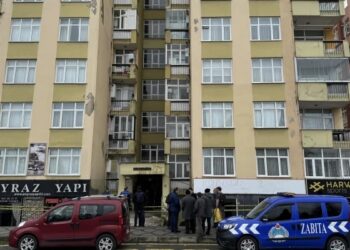 Bir apartman fırtınada ‘sallandığı’ gerekçesiyle tahliye edildi