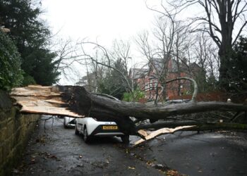 Birleşik Krallık’ı Darragh Fırtınası vurdu; 3 milyon kişiye evlerinde kalma çağrısı yapıldı