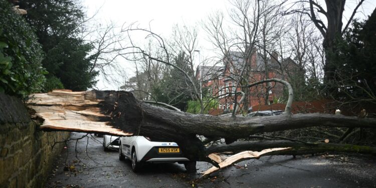 Birleşik Krallık’ı Darragh Fırtınası vurdu; 3 milyon kişiye evlerinde kalma çağrısı yapıldı
