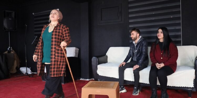 Botan'da 8 yıl sonra ilk Kürtçe tiyatro sahnesi kuruldu