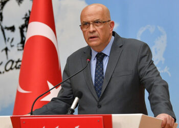 Bugün arkanda reisin var zannediyorsun; yarın hiçbiri olmayacak