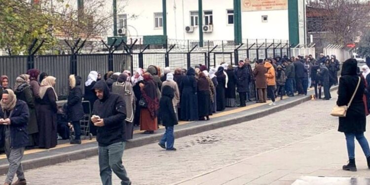 Buz gibi havada metrelerce uzayan ucuz pirinç kuyruğu