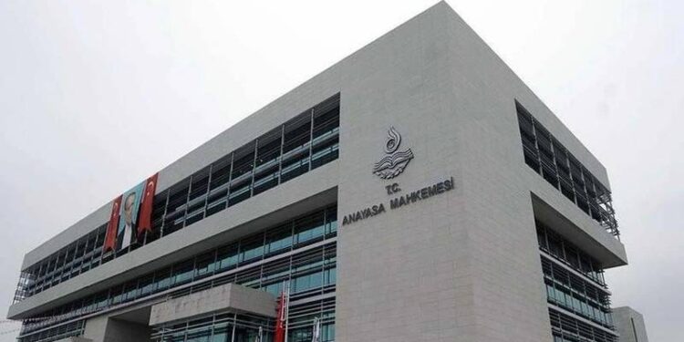 CHP, e-ticarette lisans ücreti düzenlemesinin iptali istemiyle AYM'ye başvurdu