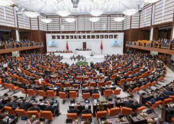 Çatı oluşum yolda: Mecliste 3 siyasi parti birleşiyor