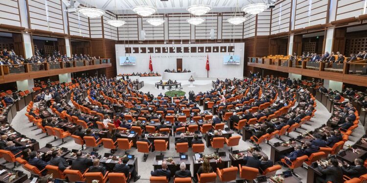 Çatı oluşum yolda: Mecliste 3 siyasi parti birleşiyor