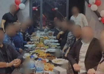 Çete üyeleriyle yemek yiyip hatıra fotoğrafı çektiren iki savcı görevden uzaklaştırıldı