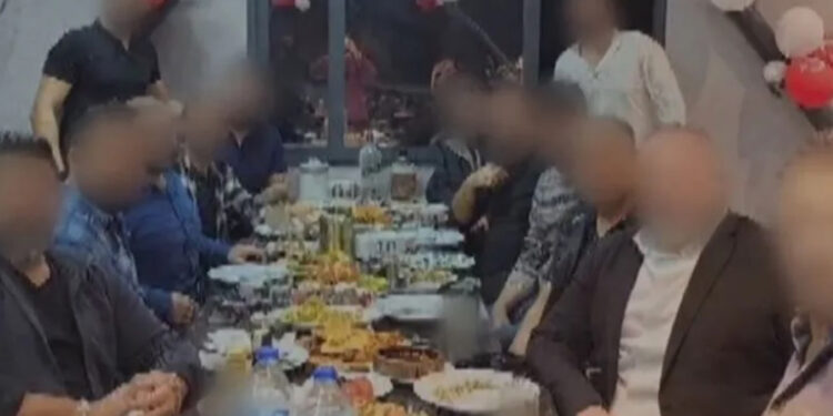 Çete üyeleriyle yemek yiyip hatıra fotoğrafı çektiren iki savcı görevden uzaklaştırıldı