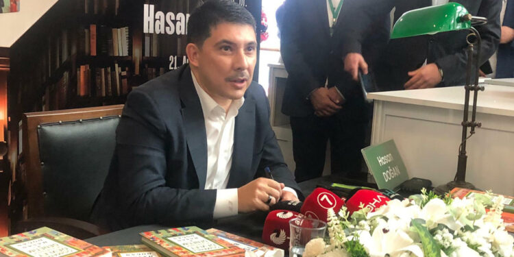 Cumhurbaşkanlığı Özel Kalem Müdürü Hasan Doğan Kitaplarını İmzaladı