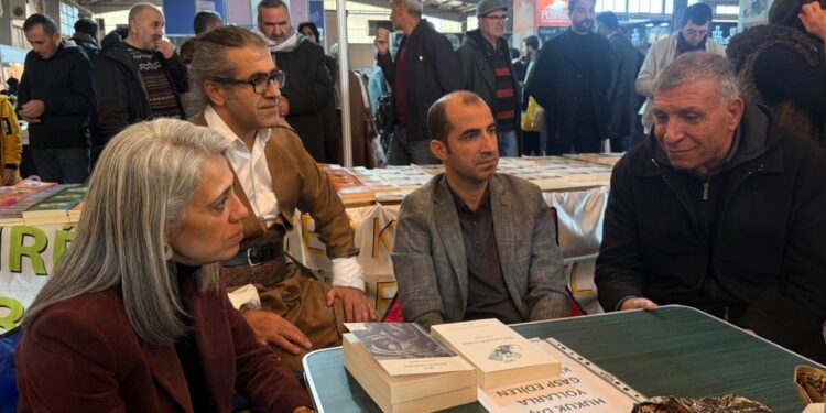 DBP eş genel başkanları kitap fuarını ziyaret etti