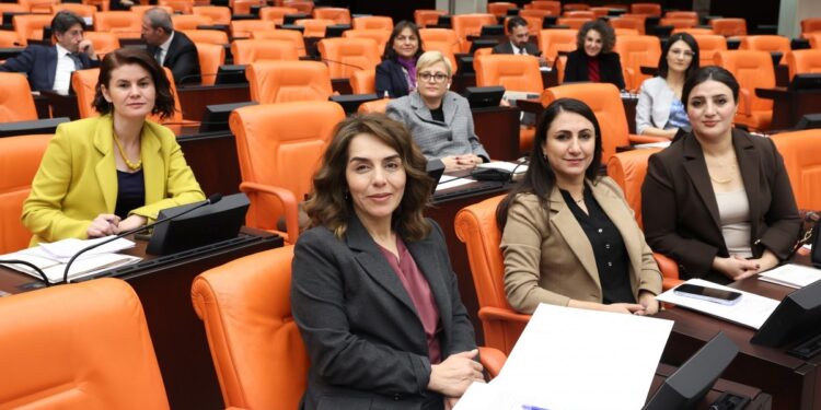 DEM Parti milletvekilleri: İki alkış arasında Türkiye hazinesi çöktü