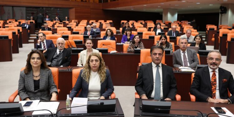 DEM Partililer: AKP kapkara uygulamalarına yeşil elbise giydirmeye çalışıyor