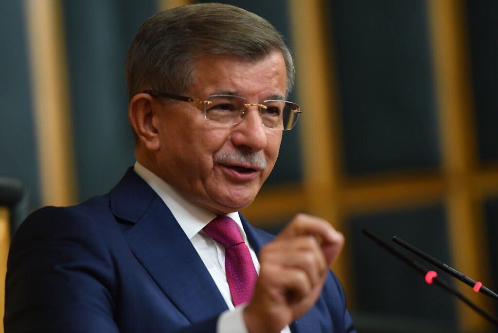 Davutoğlu: Suriye, Kürtlerle ilgili otonom bir bölge kararı verirse Türkiye paniğe kapılmamalı