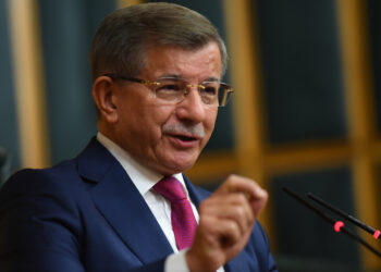 Davutoğlu: Suriye, Kürtlerle ilgili otonom bir bölge kararı verirse Türkiye paniğe kapılmamalı