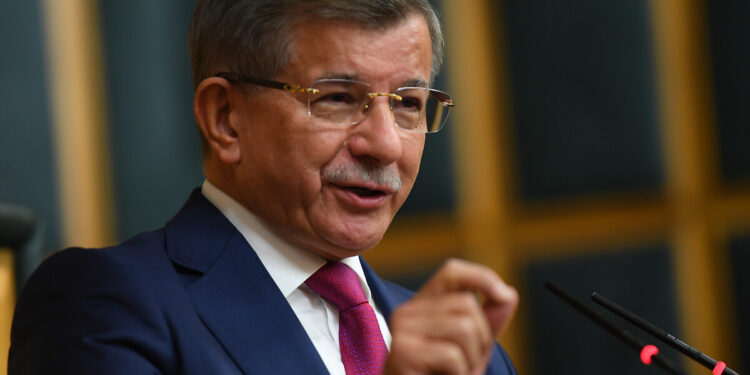 Davutoğlu: Suriye, Kürtlerle ilgili otonom bir bölge kararı verirse Türkiye paniğe kapılmamalı
