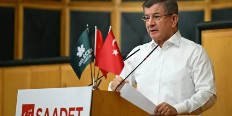 Davutoğlu'nun 'Ruhum AK Parti'den hiç kopmadı' açıklaması nasıl tartışılıyor?