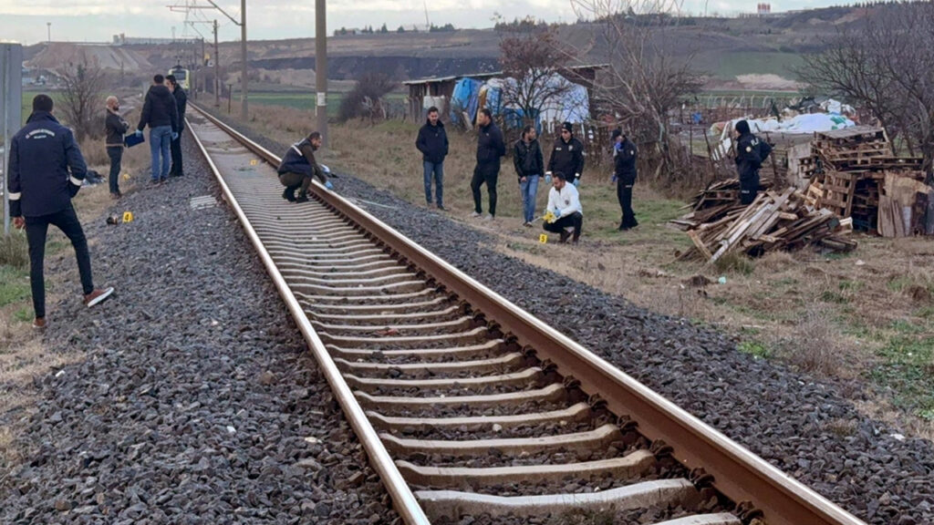 Demir Yolunda Korkunç Olay! Tren Çarptı, Hayatını Kaybetti