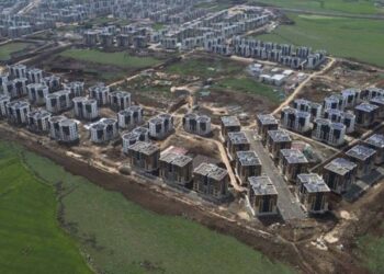 Diyarbakır'da deprem sonrası inşa edilen TOKİ konutlarında 4 gündür su verilemiyor!