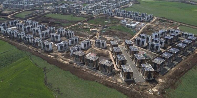 Diyarbakır'da deprem sonrası inşa edilen TOKİ konutlarında 4 gündür su verilemiyor!