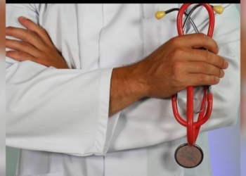 Düşük maaşlar ve güvencesiz koşullar emekli hekimleri de çalışmak zorunda bırakıyor