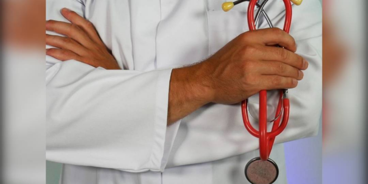 Düşük maaşlar ve güvencesiz koşullar emekli hekimleri de çalışmak zorunda bırakıyor