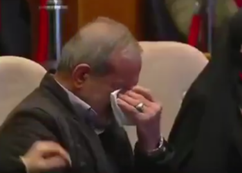 Duygulandıran Fotoğraf: İran Lideri Gözyaşlarına Boğuldu