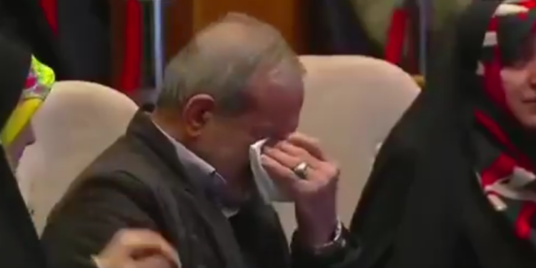 Duygulandıran Fotoğraf: İran Lideri Gözyaşlarına Boğuldu