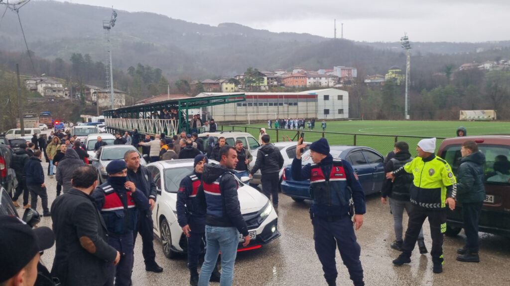 Düzce'deki Amatör Maçta Saha Karıştı, Yaralılar Var