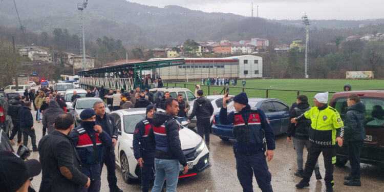 Düzce'deki Amatör Maçta Saha Karıştı, Yaralılar Var