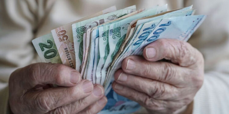 Emekli maaşlarına yapılacak zam yeni yılın başına kaldı