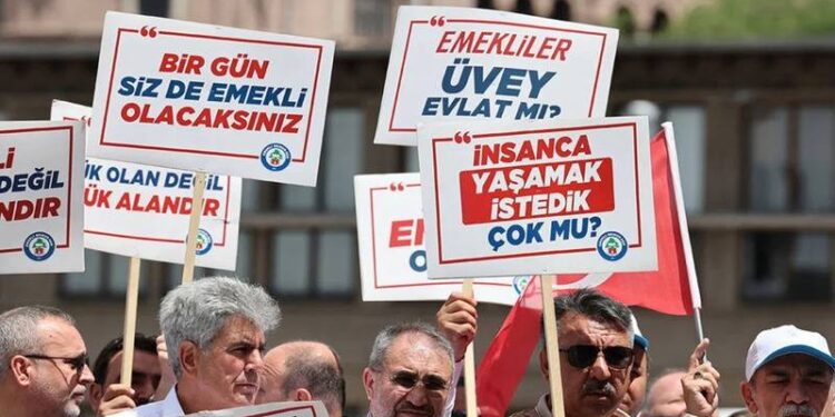 Emekliler, pazar günü meydanlarda TÜİK'e tepki gösterecek