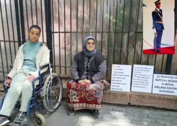 Engelli kızıyla birlikte adalet nöbeti tutuyor: Kursiyer teğmenin annesi yaşadıkları hukuksuzluğu şiirle anlattı