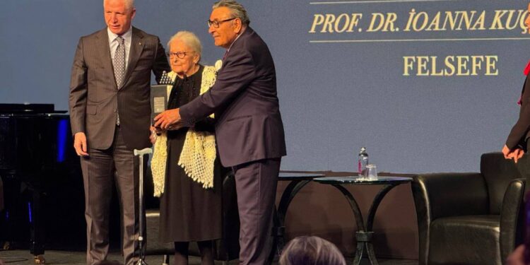 Ertuğrul Özkök | En prestijli ödül, tarihimizin en büyük başarısızlığına verildi; Aydın Doğan ödül verirken aklıma gelen soru