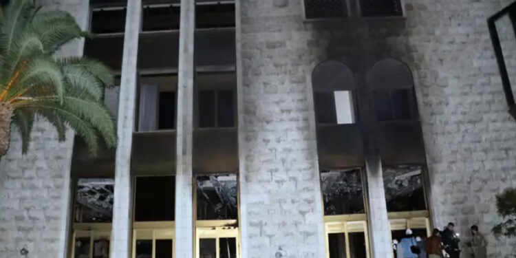 Esad’ın sarayı yakıldı, eşyaları yağmalandı