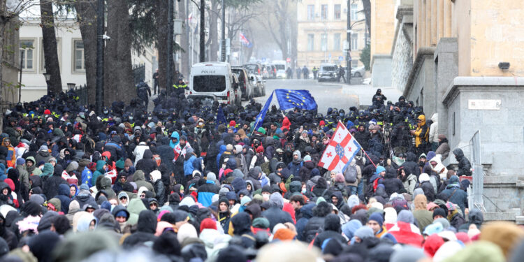 GÜRCİSTAN | İktidar partisinin Rusya yanlısı Cumhurbaşkanı atama hamlesine karşı on binler sokaklarda