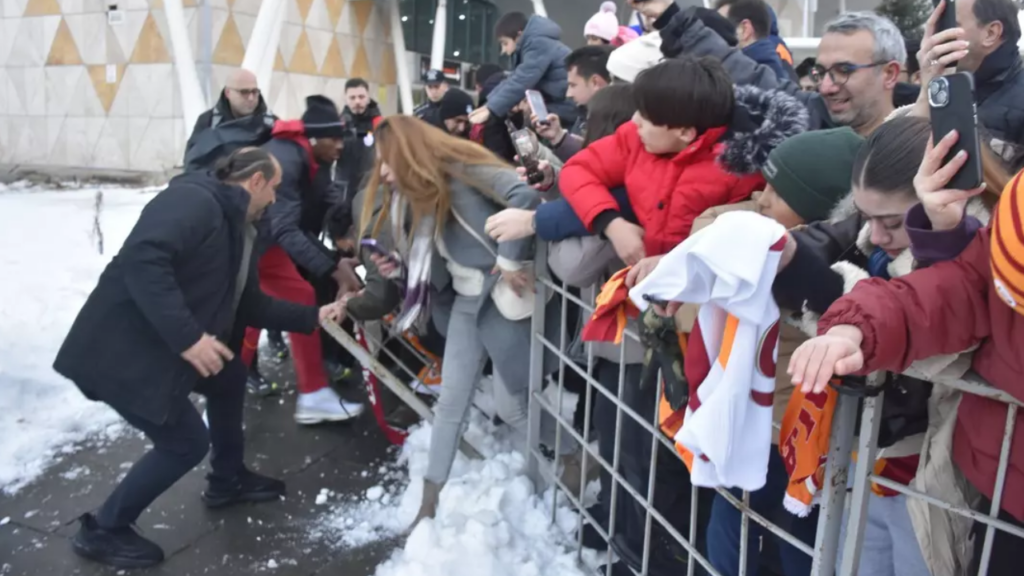 Galatasaray Taraftarları Osimhen’i Sakatlıyordu! Polis Son Anda Kurtardı