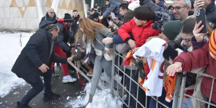 Galatasaray Taraftarları Osimhen’i Sakatlıyordu! Polis Son Anda Kurtardı