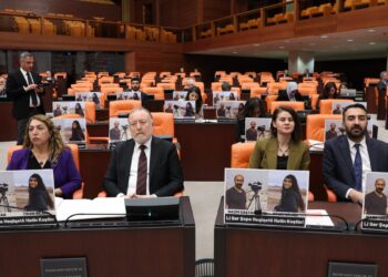 Gazetecilerin katledilmesinin araştırılması önergesi reddedildi