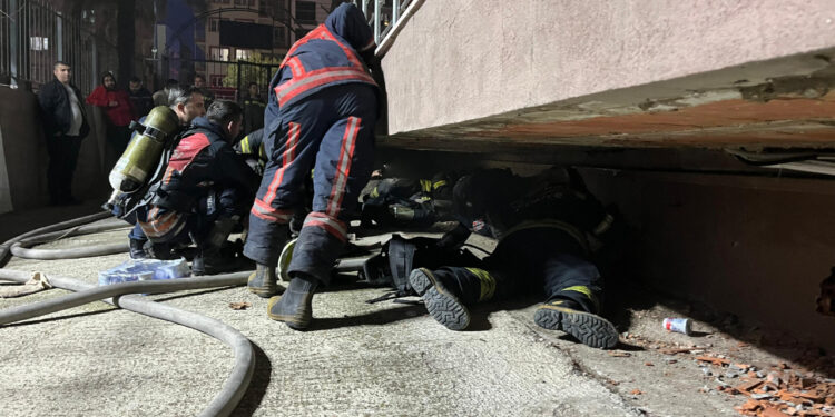 Gelinlik Mağazasında Yangın: Mahsur Kalan 2 Çalışan Böyle Kurtarıldı