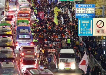 Güney Kore’de halk, cumhurbaşkanlığı sarayına yürüyor