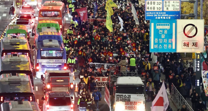 Güney Kore’de halk, cumhurbaşkanlığı sarayına yürüyor