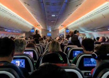 Hostesle “Uçağınızı bombalayacağız” diye şakalaşmış; 10 yıla kadar hapsi isteniyor